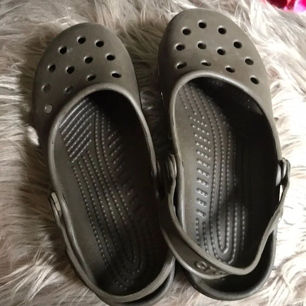 Crocs
children’s shoes/sandals light brown size 7
